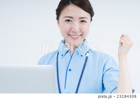 介護士の女性 23284308