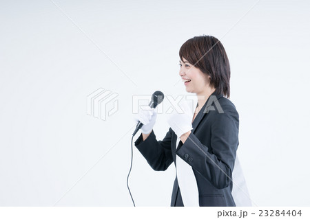 若い女性（街頭演説イメージ） 23284404