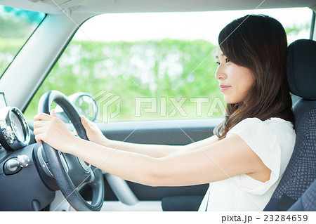 車を運転する女性の写真素材