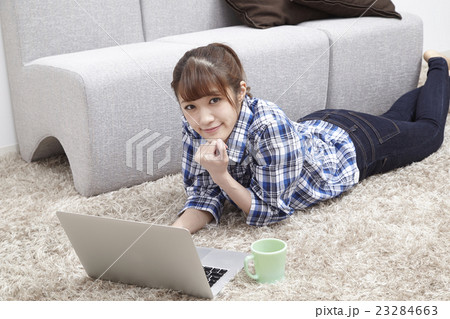 20代女性パソコン 20代女性パソコン 23284663