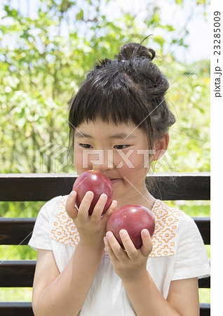 パッションフルーツの香りを楽しむ子供 23285009