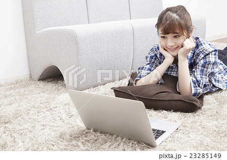 20代女性パソコン 23285149