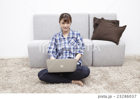 20代女性パソコン 20代女性パソコン 23286037