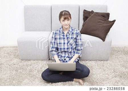 20代女性パソコン 23286038