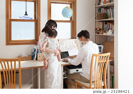 自宅で仕事するリモートワーカー男性 23286421