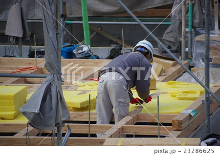 床の断熱材の工事 床断熱材を敷く 床の断熱材の工事 床断熱材を敷く 23286625