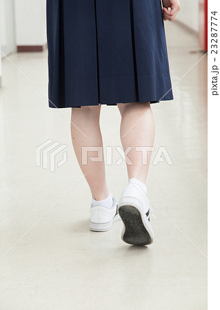 女子学生の足元 23287774