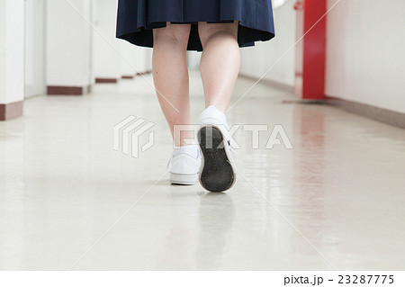 女子学生の足元 23287775