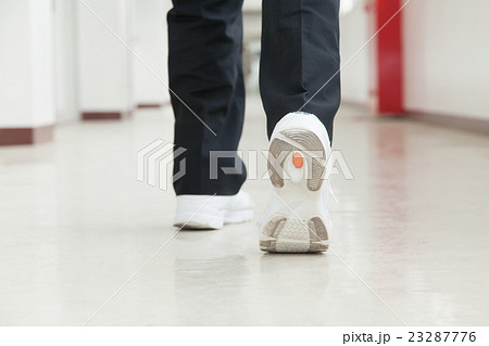 男子学生の足元の写真素材