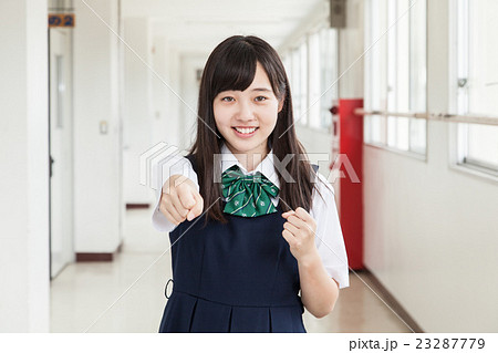 チャレンジポーズの女子生徒 チャレンジポーズの女子生徒 23287779