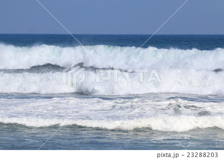 金ヶ浜に打ち寄せる高波 23288203