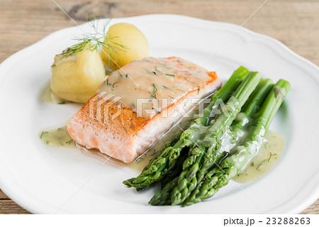 Grilled salmon with boiled potatoes and asparagus Grilled salmon with boiled potatoes and asparagus 23288263