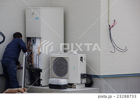 エコキュート設備の設置 エコキュートの取付け工事の写真素材