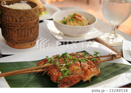 ベトナム　料理　鶏肉の香草焼き 23289538