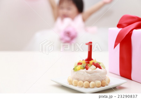 誕生日 バースデー 赤ちゃん ケーキ プレゼント ベビー パーティー 乳児 女の子 1歳 1才 の写真素材