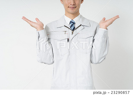 両手を上げる作業員 23290857