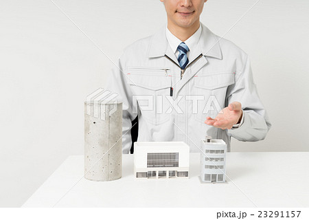 ビル模型と技術者 23291157