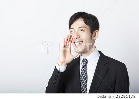 呼びかけるビジネスマン 23291178