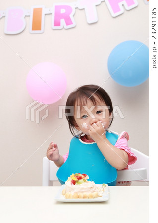 誕生日 バースデー 赤ちゃん ケーキ 手掴み ベビー パーティー 乳児 女の子 1才 1歳 の写真素材