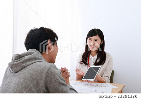 打合せ 対面 (建築士 設計士 注文住宅 女性 男性 ビジネス OL 仕事 会社員 一軒家 家 客) 23291330