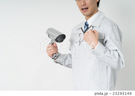 監視カメラを持つ作業員 23293149