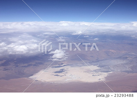 南米チリの夏、アンデス山脈の上空に発生した雲海と高地砂漠の塩湖 23293488