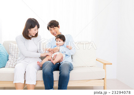 家族ポートレート 家族団欒 新米家族 赤ちゃんと両親 コピースペース 白バック 幸せな3人家族の写真素材