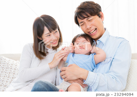 家族ポートレート　家族団欒　新米家族　赤ちゃんと両親　コピースペース　白バック　幸せな3人家族 23294094