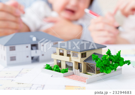 家族ポートレート　パーツ　不動産　住宅購入　マイホーム計画　赤ちゃんと両親　コピースペース 23294683