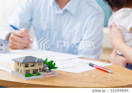 家族ポートレート パーツ 不動産 住宅購入 マイホーム計画 赤ちゃんと両親 コピースペース 家族ポートレート パーツ 不動産 住宅購入 マイホーム計画 赤ちゃんと両親 コピースペース 23294684