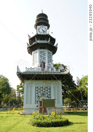 Clock Tower in Lumpini Park（タイ・バンコク、ルンピニー公園の時計台） 23295040
