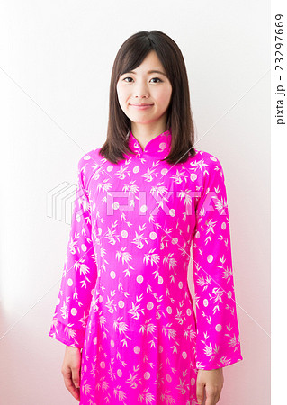 アオザイを着た女性の写真素材