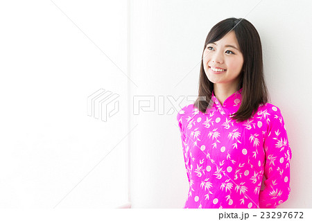 アオザイを着た女性 23297672