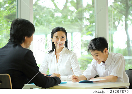 中学生の三者面談 23297876
