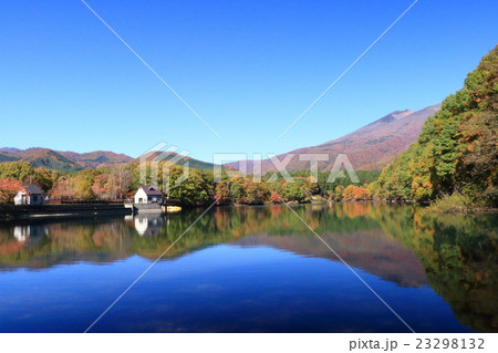 紅葉した不忘山と長老湖 23298132