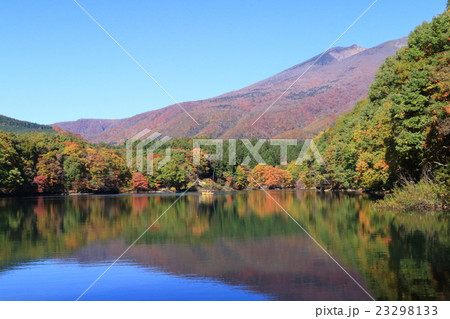 紅葉した不忘山と長老湖 23298133