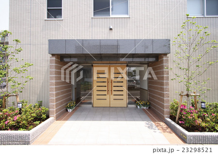 住宅　マンション　エントランス　イメージ　昼　植栽　タイル　大理石 23298521