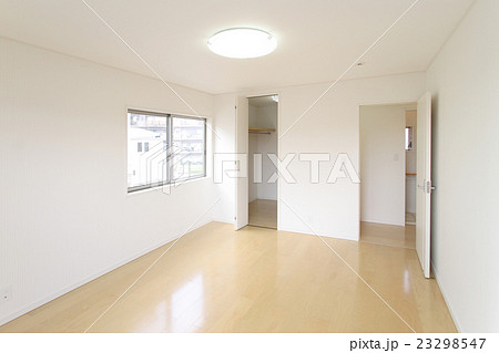 住宅　洋室　ウォークインクローゼット開いた状態　イメージ　施工例 23298547