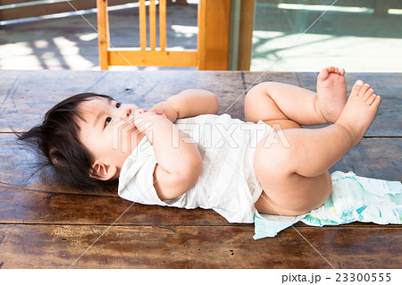オムツを取り替える赤ちゃん 23300555