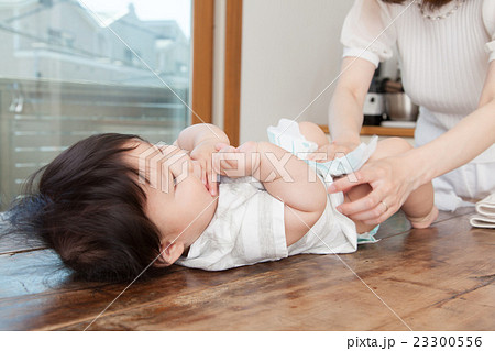 オムツを換える母親 23300556