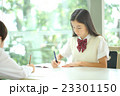 勉強する中学生 23301150