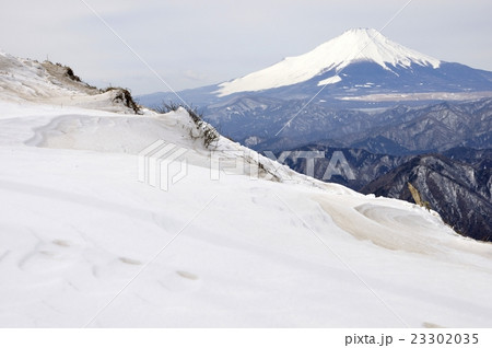 雪稜からの富士山 23302035