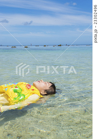 海に浮かぶ子供 23302496