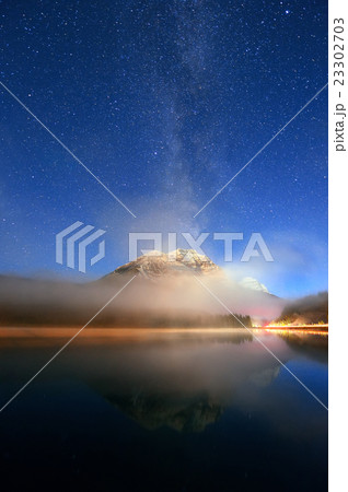 Milky way mountain lake 23302703