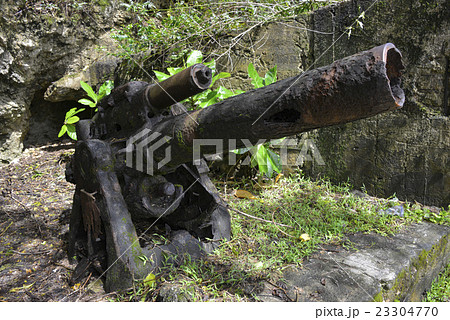 朽ちた兵器 錆びた武器の写真素材