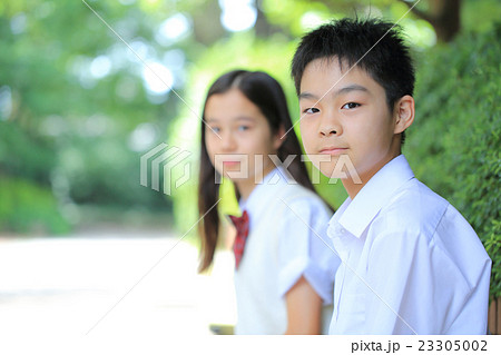 お話しする中学生男女 23305002