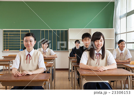 教室で机に座っている生徒たちの写真素材 23306153 Pixta