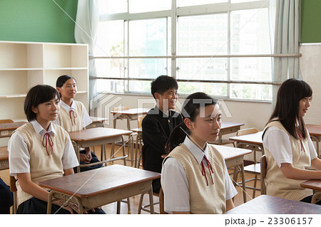 授業中の学生たち 23306157