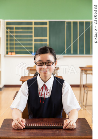 そろばんをする女子中学生 そろばんをする女子中学生 23306383