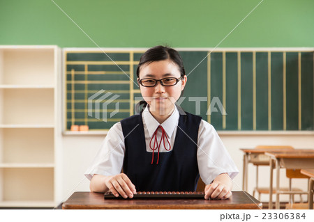 そろばんをする女子中学生 23306384